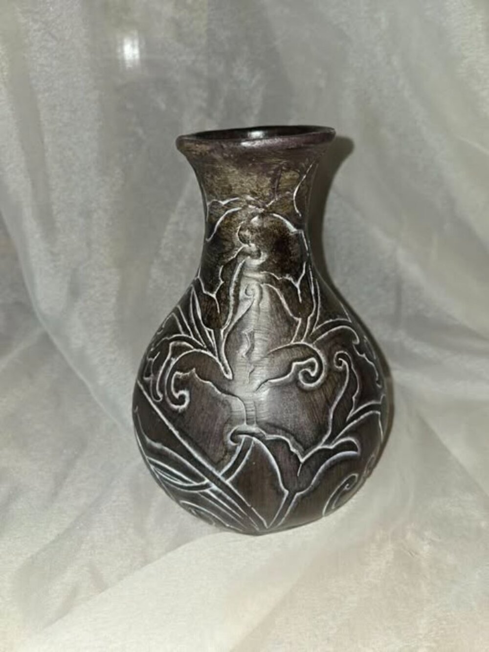 VTG Molded Resin Decorative Vase Embossed Scrolling Floral Design Black/White